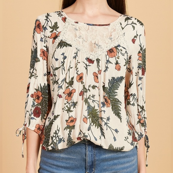 💸CLEARANCE 4 for $15💸 Floral Lace Accent Women's Top - Picture 1 of 4